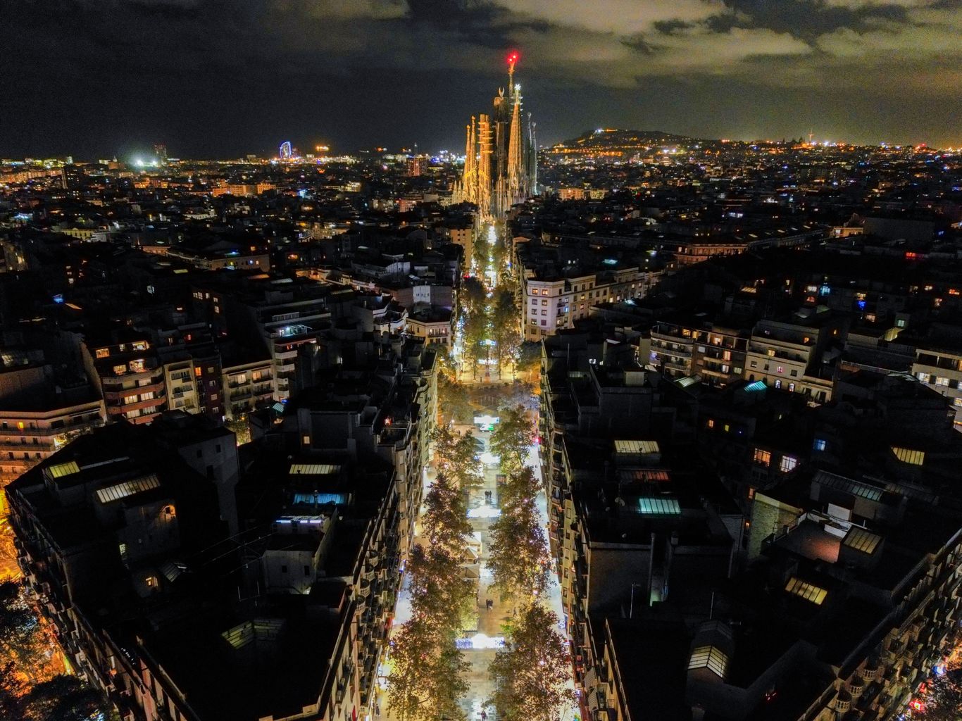 Vista aèria de la Sagrada Família i de l'avinguda de Gaudí il·luminada amb els llums de Nadal