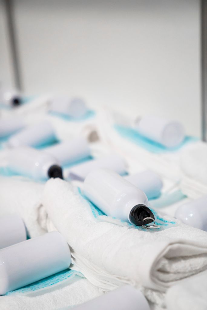 Part del material que s’ha de lliurar a les persones sense llar que arribin a l’equipament, amb tovalloles i una ampolla