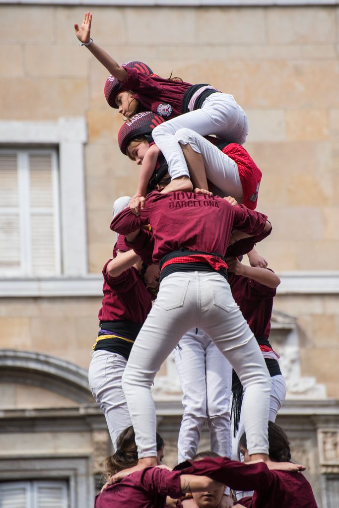 L’anxaneta de la Colla Castellera Jove de Barcelona fa l’aleta per coronar un castell de 4 durant la Diada Castellera de la Mercè