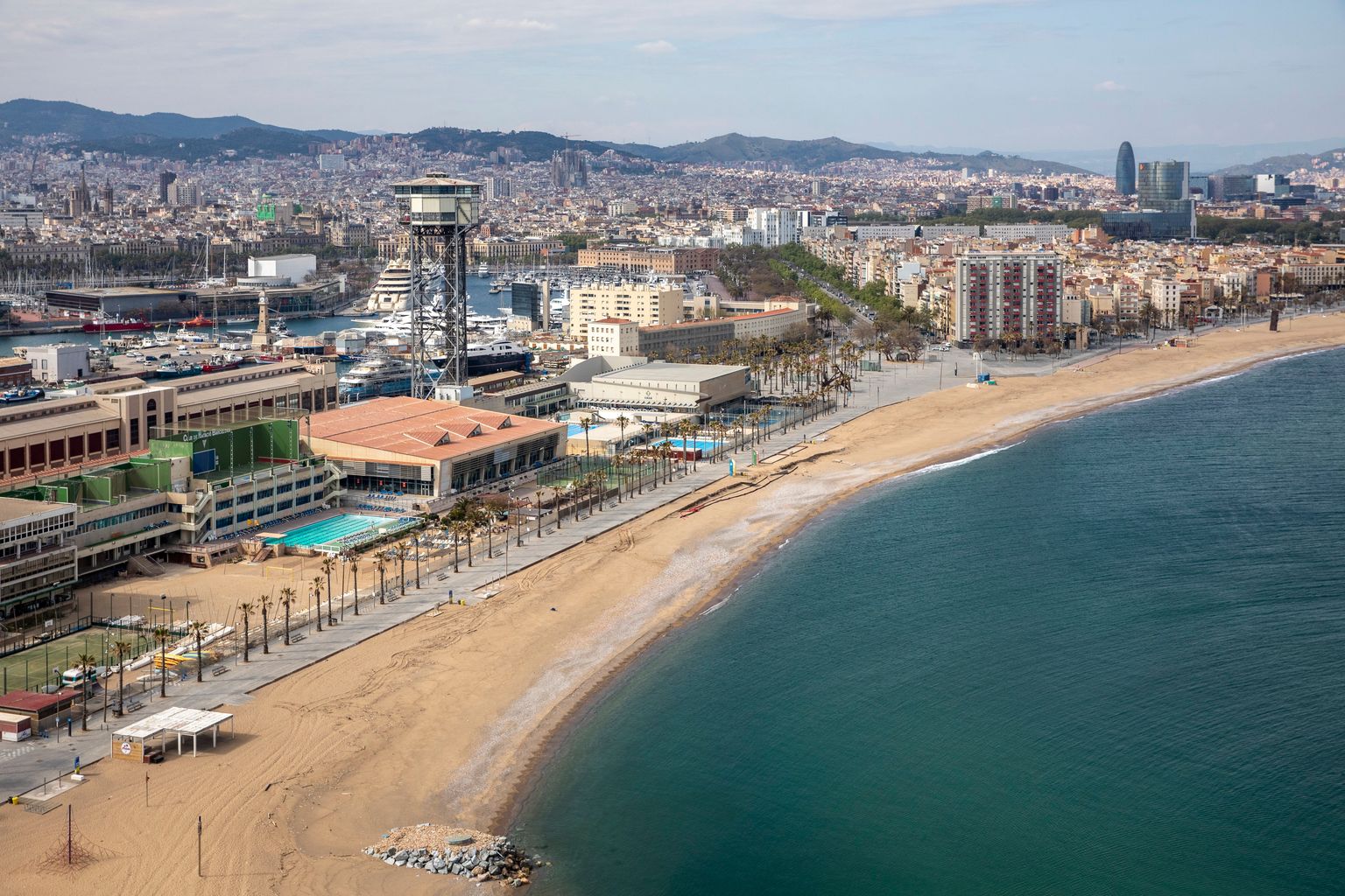 Vistes del litoral barceloní des de l’Hotel W amb la platja de Sant Sebastià en primer terme. Districte de Ciutat Vella.