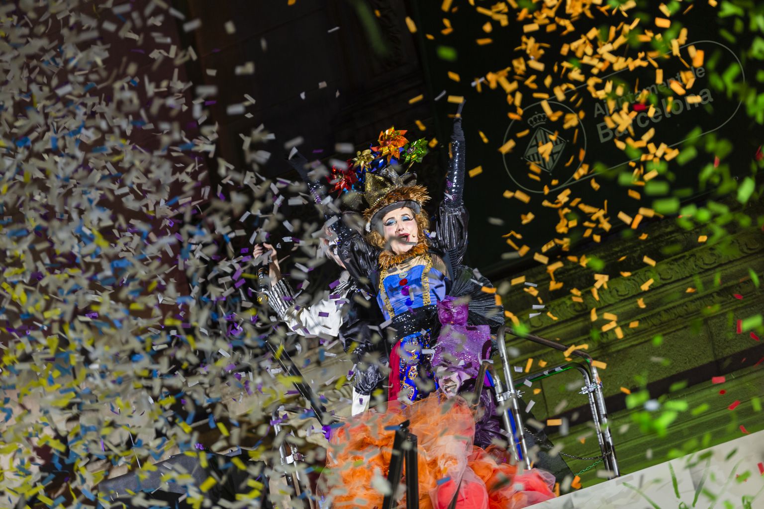La Reina Belluga enmig de la pluja de confeti que inicia la Taronjada de Carnaval