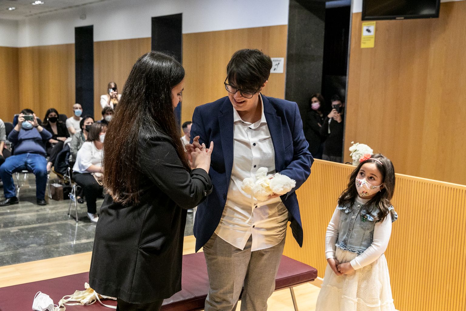 Intercanvi d'anells entre les núvies en una cerimònia matrimonial a la seu del districte de Nou Barris