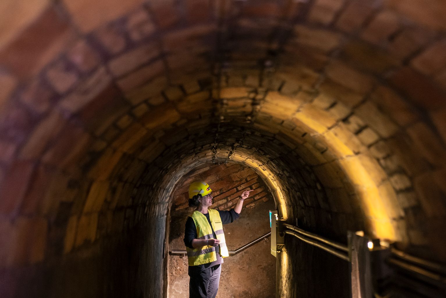Una guía señala el techo del túnel del refugio antiaéreo de la Torre de la Sagrera
