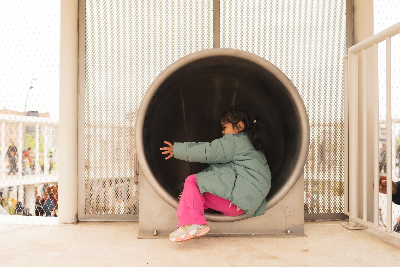 Una nena es tira pel tobogan del nou parc de les Glòries el dia de la inauguració