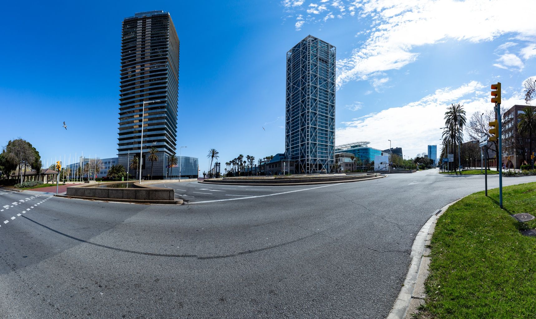 Port esportiu amb la Torre Mapfre i l’Hotel Arts. Districte de Sant Martí i Ciutat Vella.