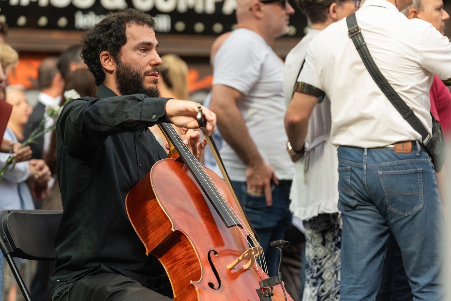 Interpretació en directe d’El cant dels ocells, a càrrec del violoncel·lista Marçal Ayats