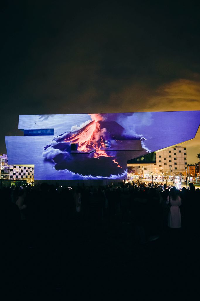 Instal·lació artística 'Gènesi.IA', de Joan Fontcuberta, al Festival Llum BCN 2025.