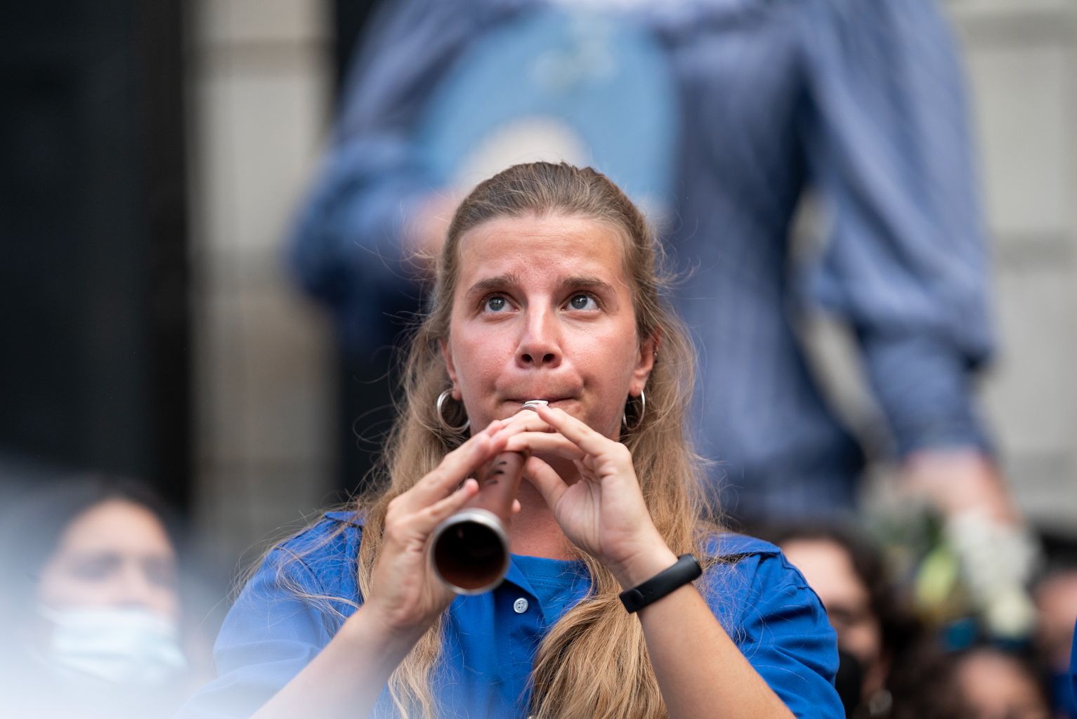 Una grallera dels Castellers de la Vila de Gràcia toca la gralla durant els actes d’inici de la Festa Major de Gràcia
