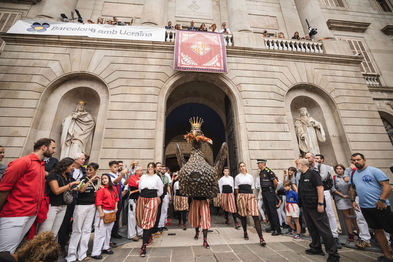 L’Àliga de Barcelona amb el seu seguici surt de l’Ajuntament per dirigir-se a la plaça de Sant Jaume per executar el seu protocol
