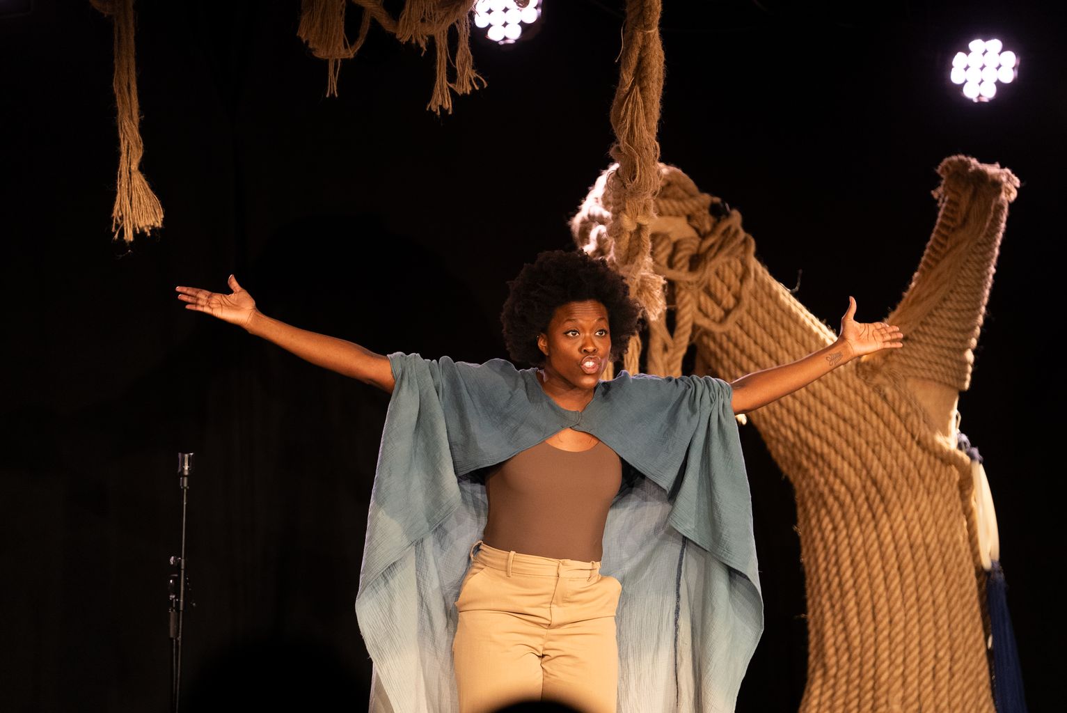 Kathy Sey durant el monòleg de l’espectacle visual i teatral