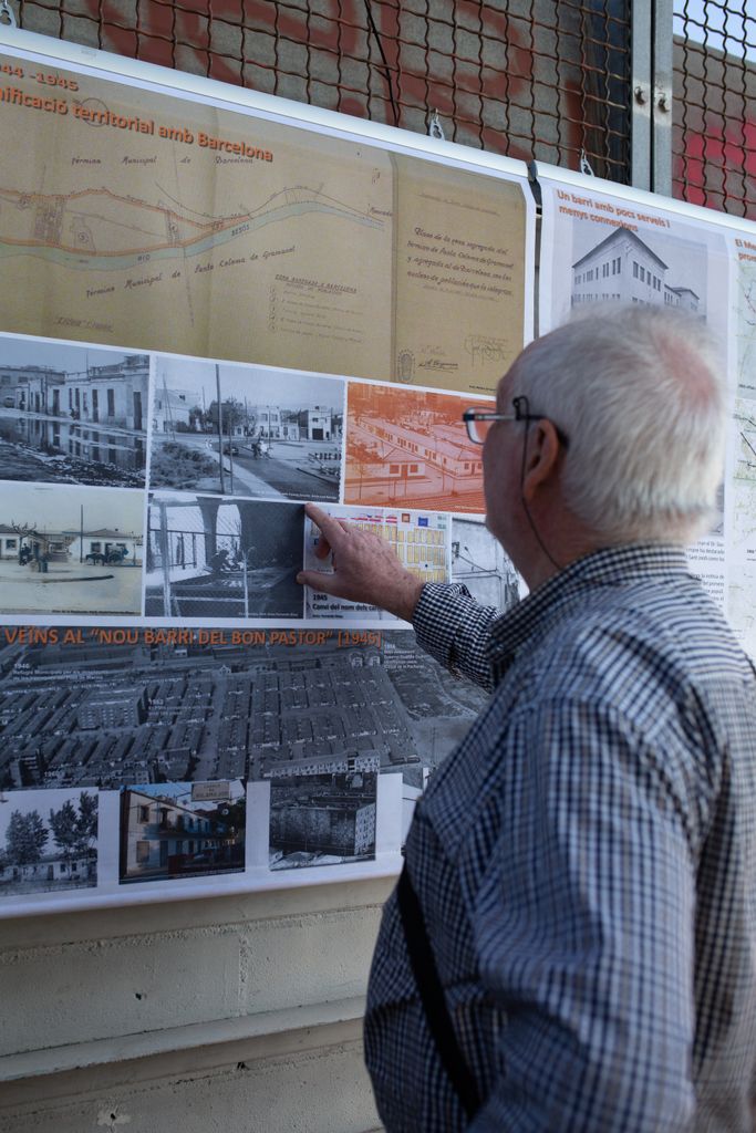 Un home assenyala una fotografia històrica del passeig de Sant Adrià amb passeig Sanchis de l’exposició situada a la riba del riu Besòs.