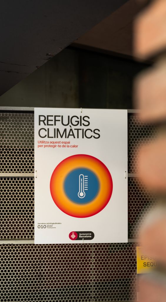 Plafó explicatiu "Refugis climàtics. Utilitza aquest espai per a protegir-te de la calor"