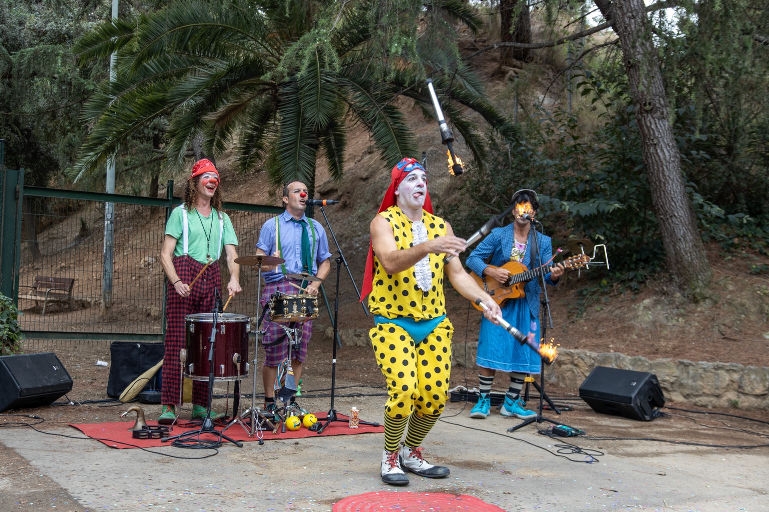 Espectacle "Nas arrela"t, de Mabsutins, dins del MAC Festival al parc del Turó de la Peira, amb un número de malabars