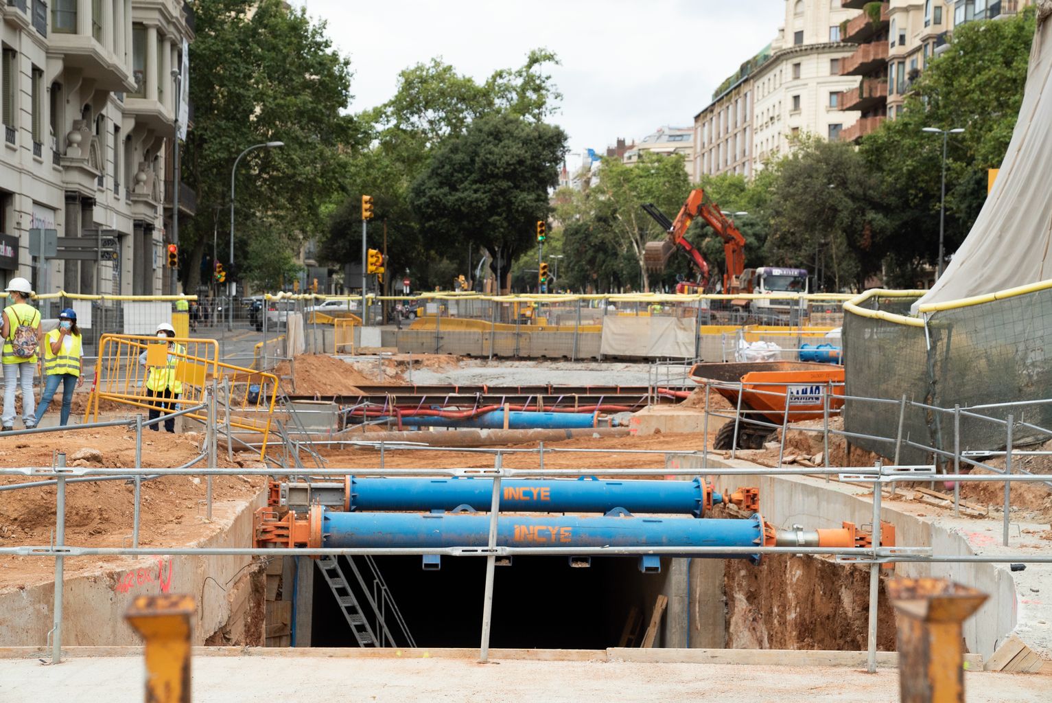 Construcció del calaix on va el nou col·lector d’aigua al tram de l’avinguda Diagonal. Al voltant, treballadors de la construcció