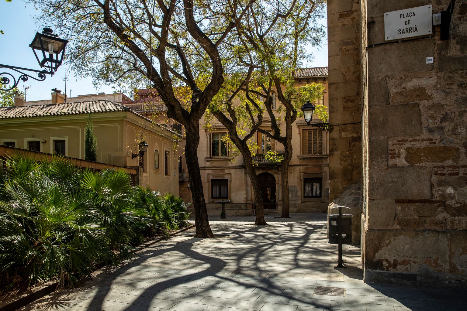 Plaça de Sarrià sense gent. Districte de Sarrià - Sant Gervasi. Barri de Sarrià.