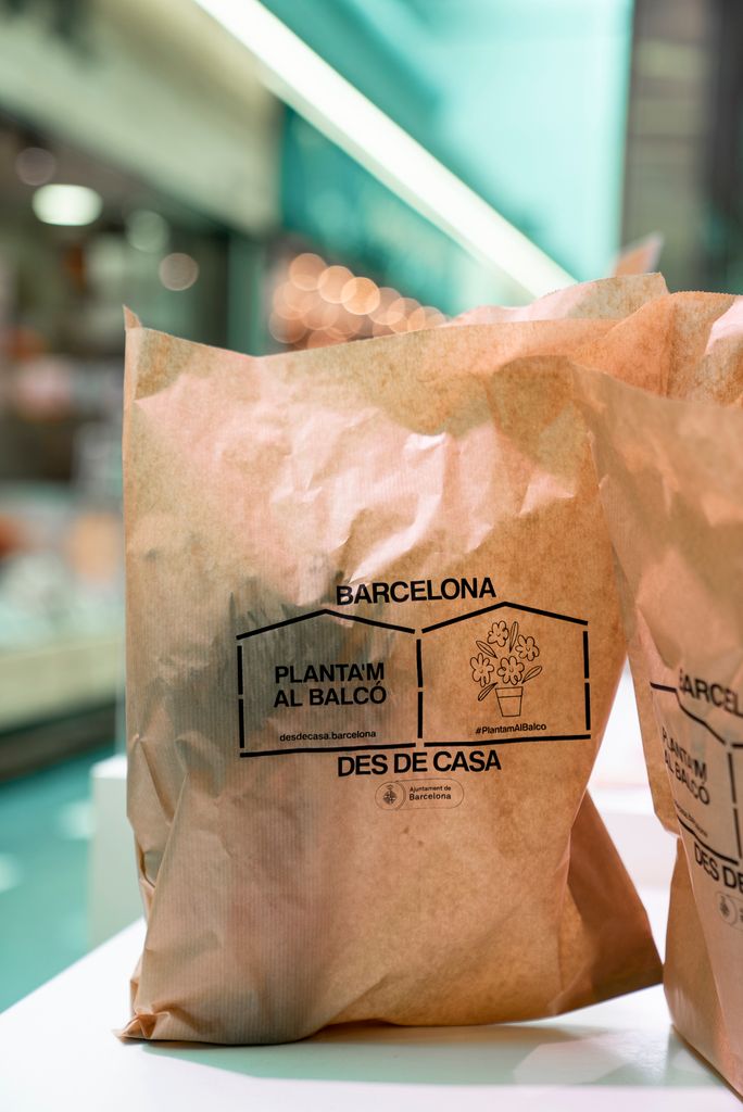Bosses de paper amb torretes de flors de la campanya "Planta'm al balcó" preparades per al seu lliurament