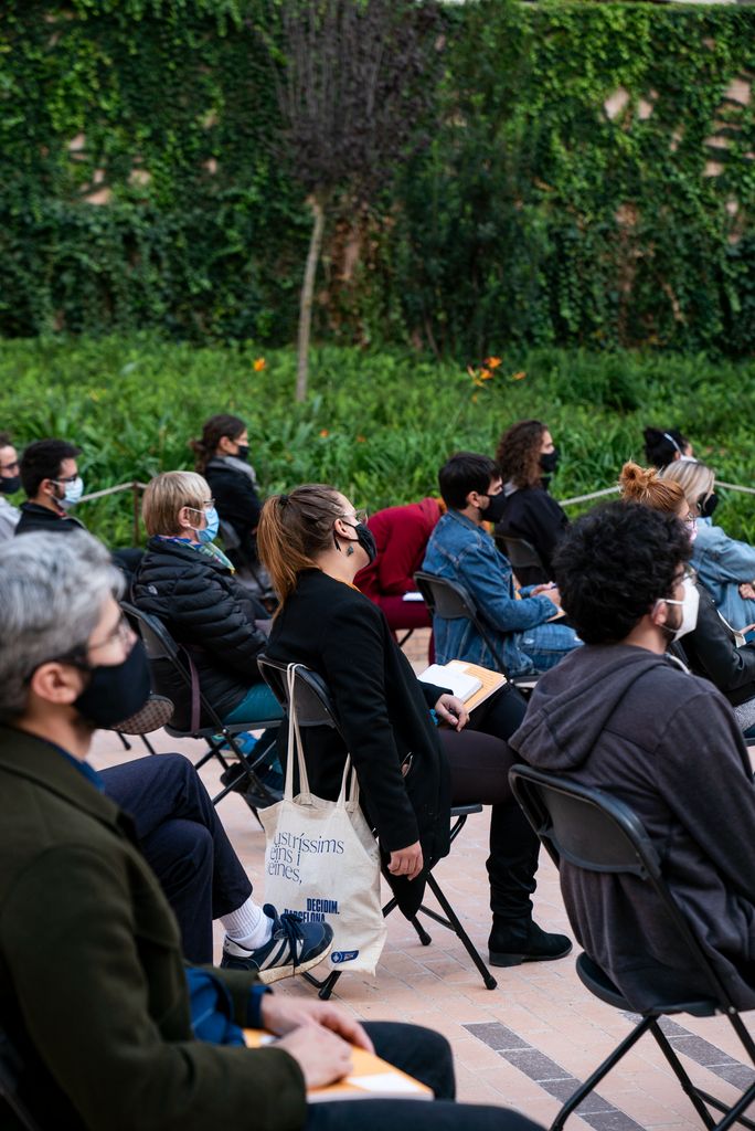 Públic assistent a la taula rodona "Contra l'eclipsi de la fraternitat: un esforç més, ciutadans!" asseguts als jardins d'Agustí Centelles
