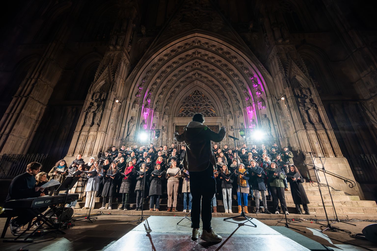 Director guiant el Cor de l’Orfeó Català al replà de la Catedral