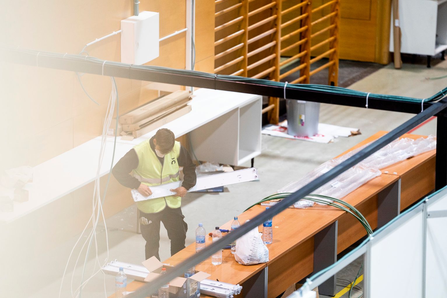 Treballador muntant unes peces per al Pavelló Salut Claror