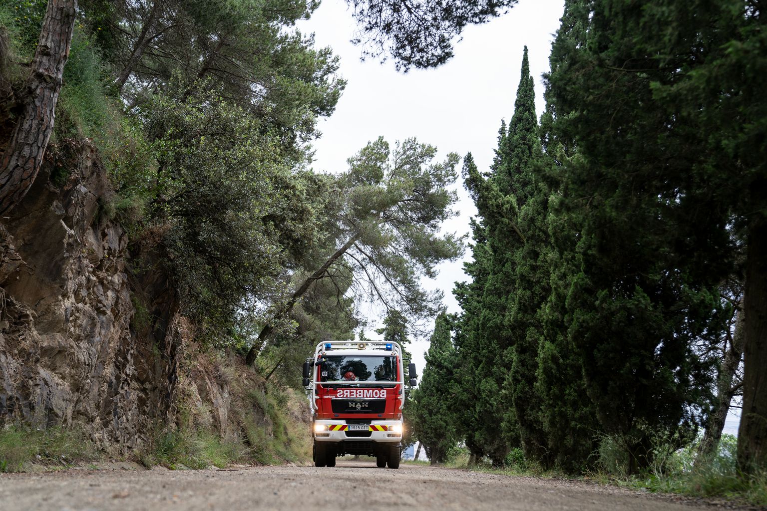 Un camió dels Bombers de Barcelona circula pel parc de Vallvidrera