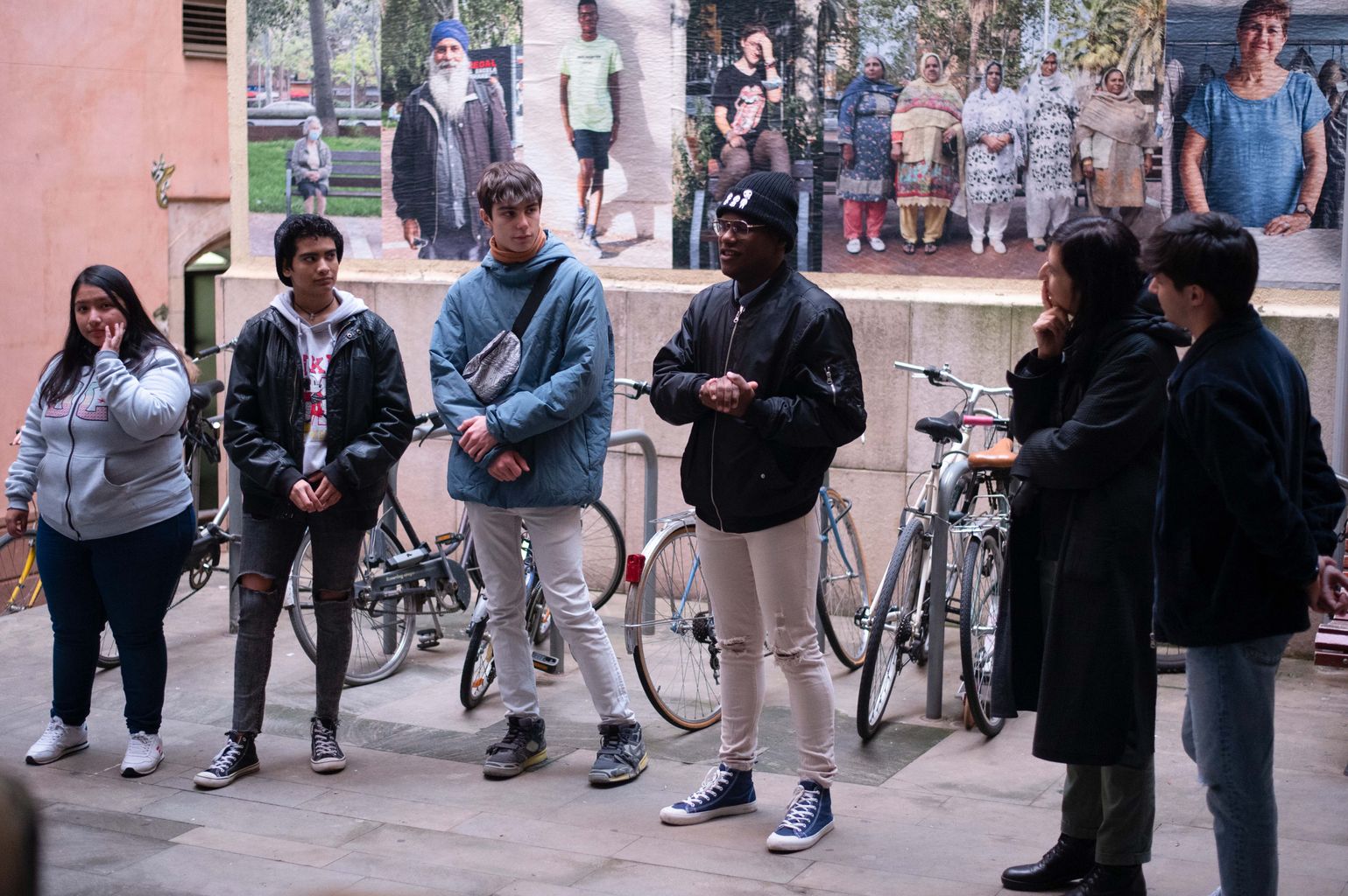 Alguns dels participants en el projecte fotogràfic “Mira, fotografia, exposa!” expliquen les seves fotografies al públic assistent.