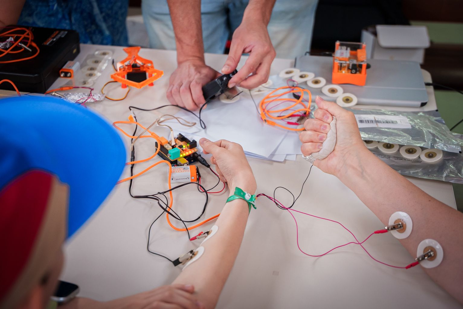 Persones participant en el taller sobre tecnologia el dia de la Festa de la Ciència