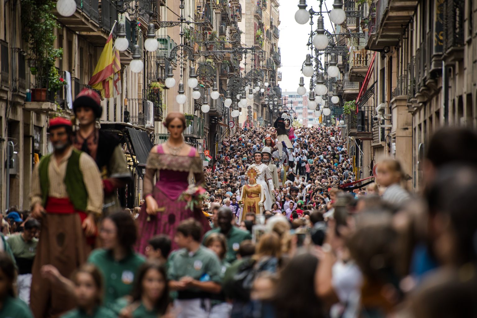 La Cavalcada de la Mercè, la gran desfilada de la tarda de la festa major, amb molts dels gegants i gegantes de la ciutat recorrent el carrer de Ferran. Els assistents omplen de gom a gom el carrer