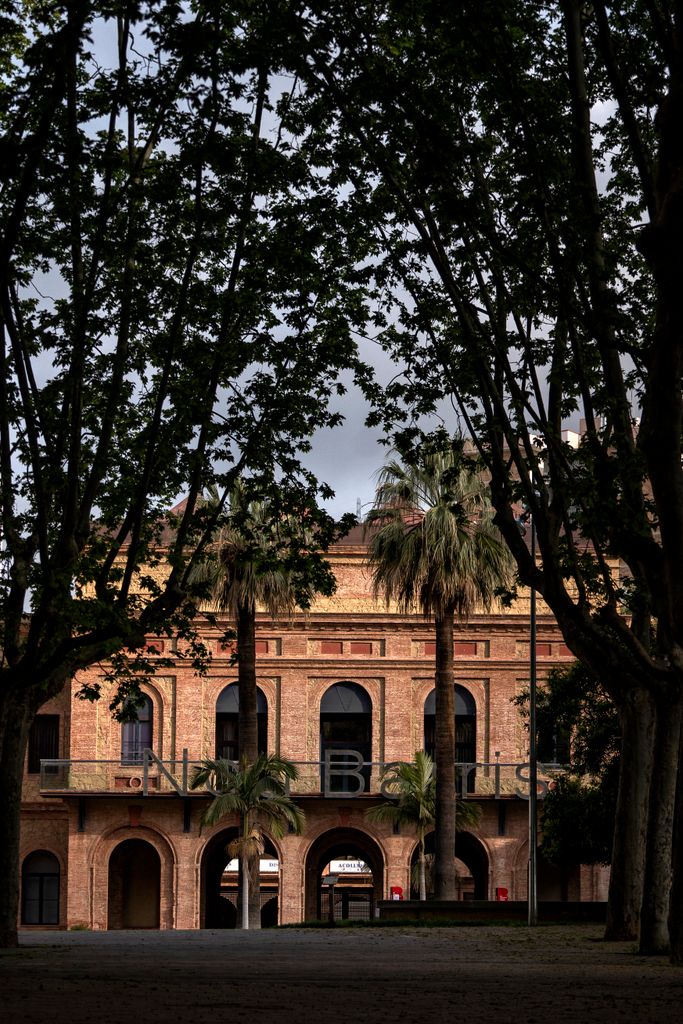 Parque Central de Nou Barris con la sede del Distrito al fondo. Distrito de Nou Barris. Barrio de la Guineueta. 
