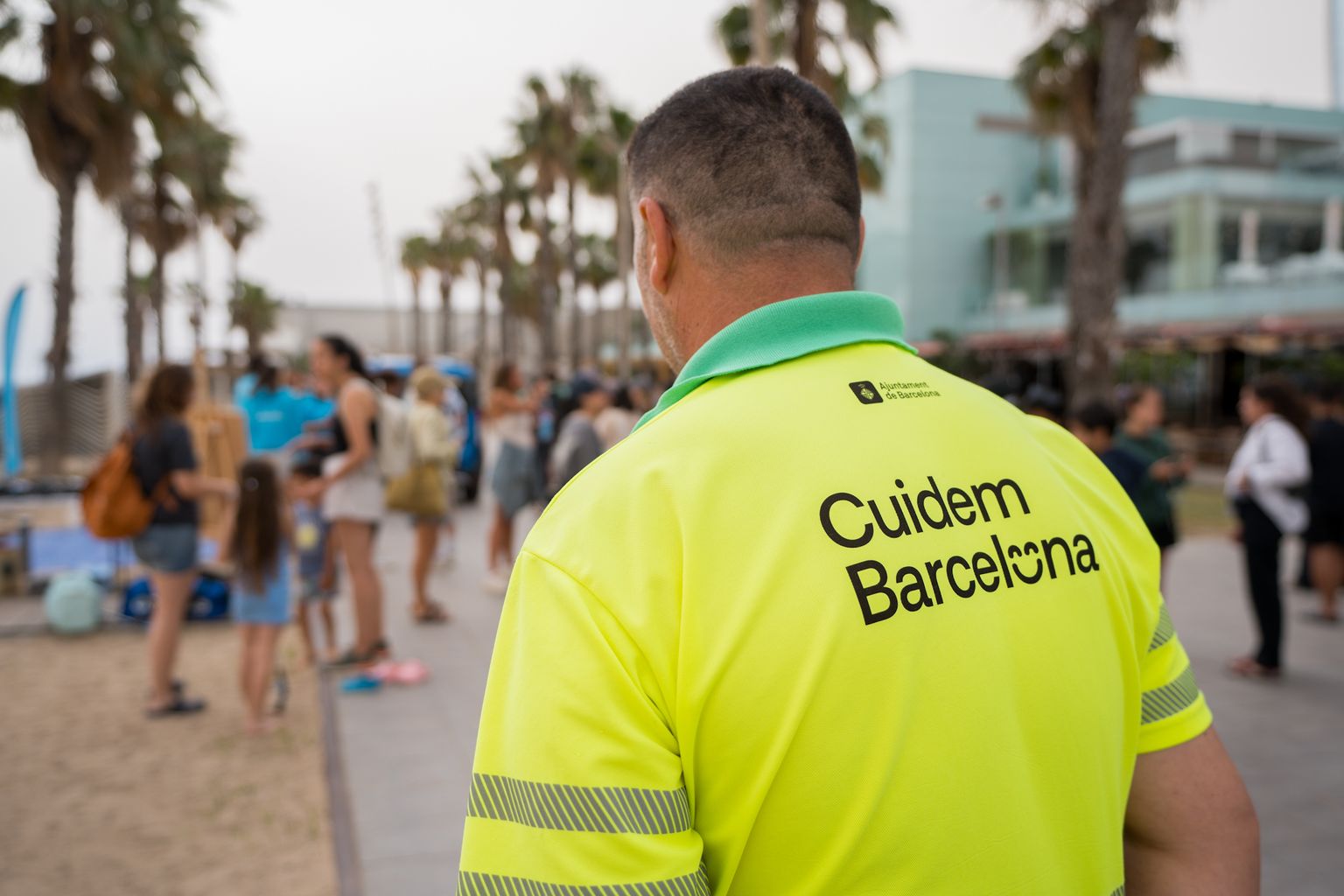Treballador del Servei de Neteja participant en les tasques de recollida de residus a les platges.