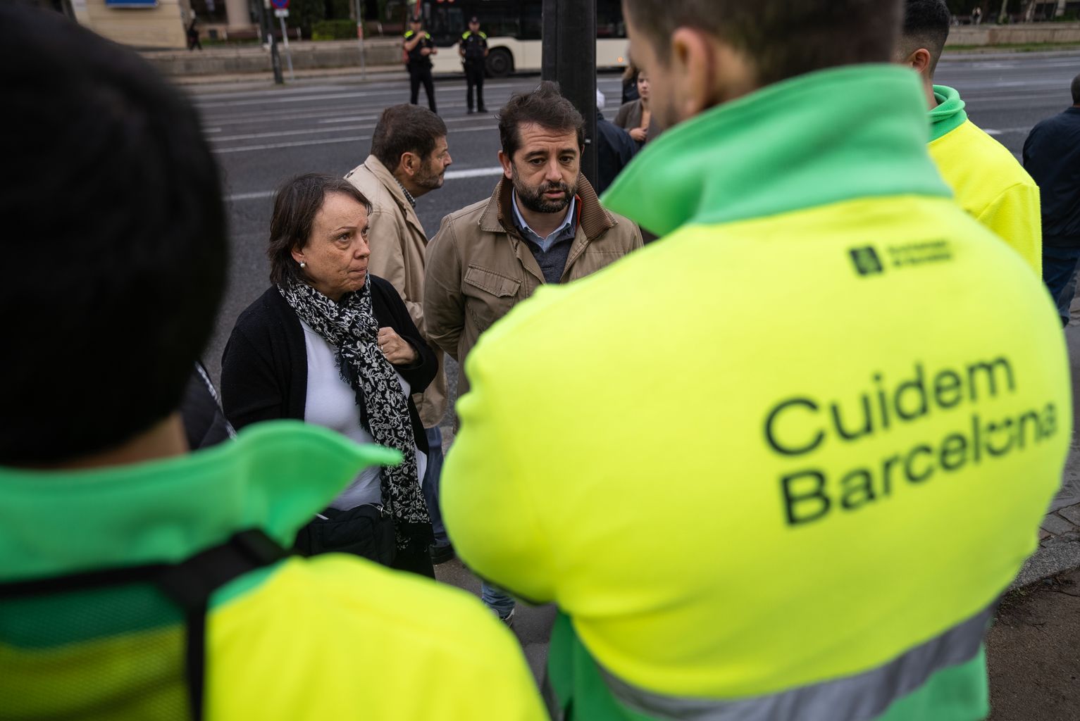 Representants intercanviant unes paraules amb operaris de Cuidem Barcelona