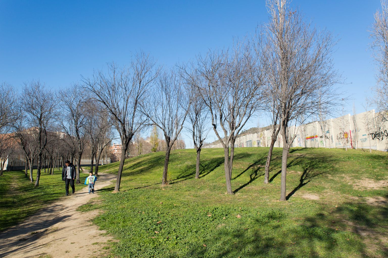 Gent caminant pel camí verd al voltant de les tanques de la ronda de Dalt
