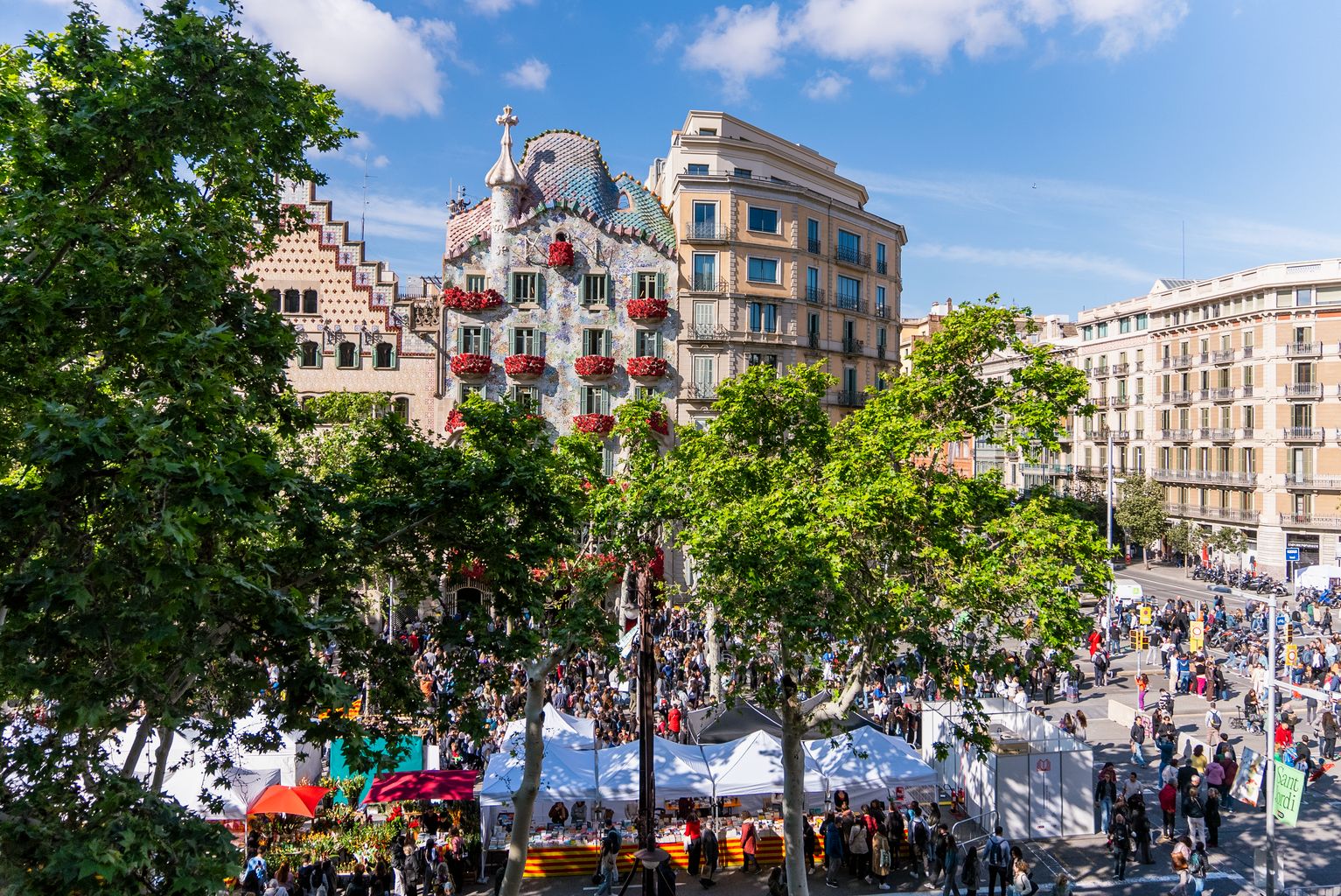 Vista del paseo de Gràcia con la calle Aragó durante el Día de Sant Jordi, con la Casa Batlló y la Casa Amatller al fondo.