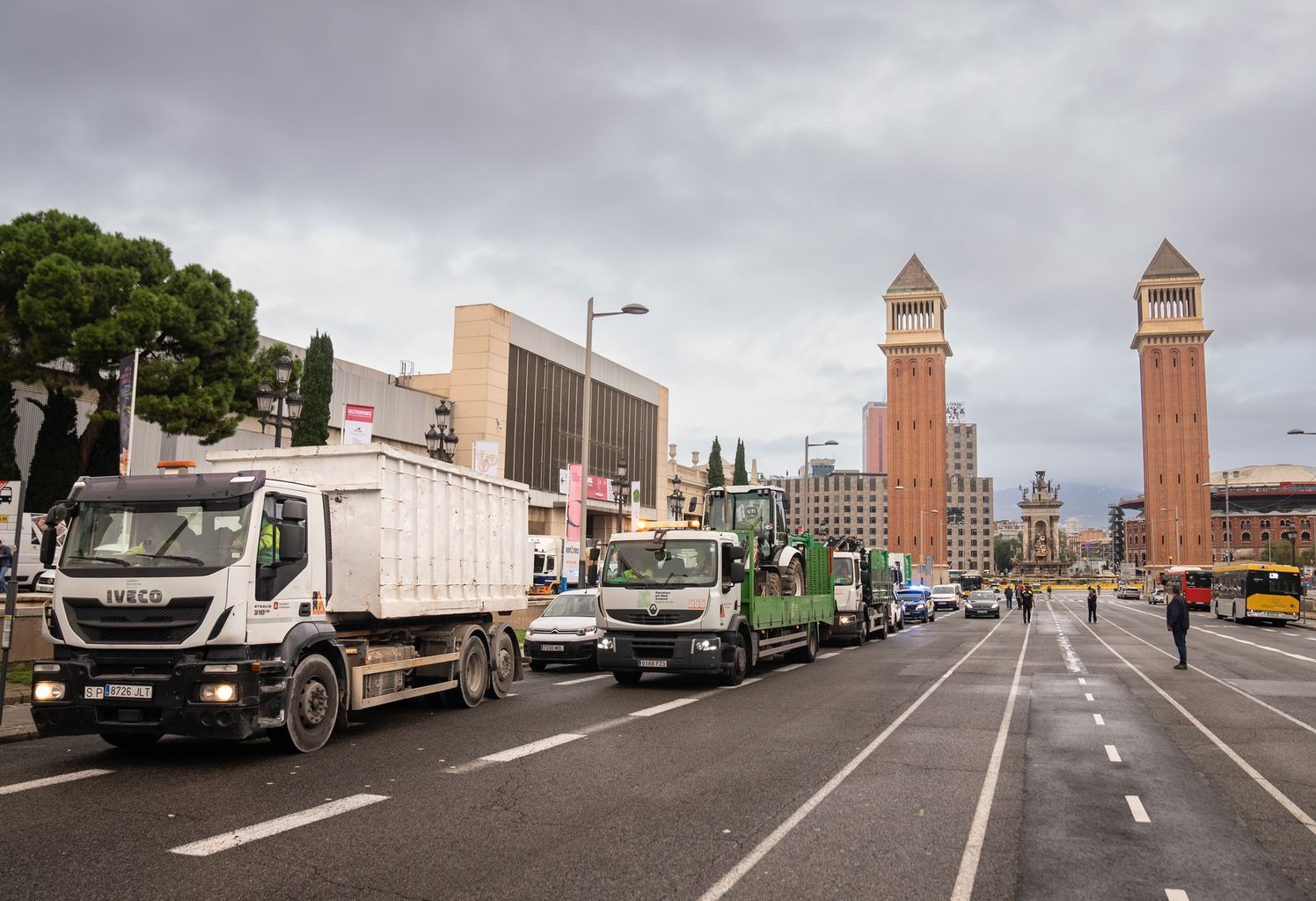 Camions preparats per a la sortida de material de neteja a València amb les Torres Venecianes de fons