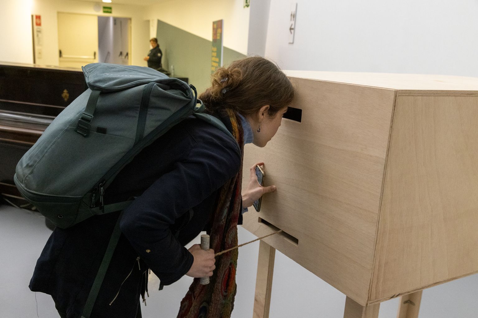 Una visitant gaudeix de la instal·lació artística «Per què la comunitat científica hauria d’interessar-se per l’art?», situada al CCCB i que forma part de la Biennal de la Ciència 2023.