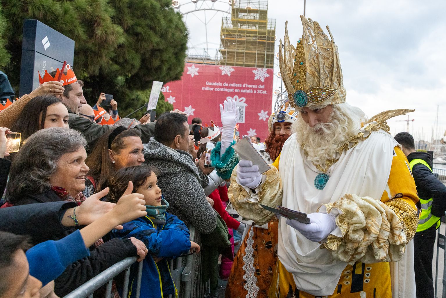 Els Reis d'Orient recollint cartes d'infants a la seva arribada al Portal de la Pau.