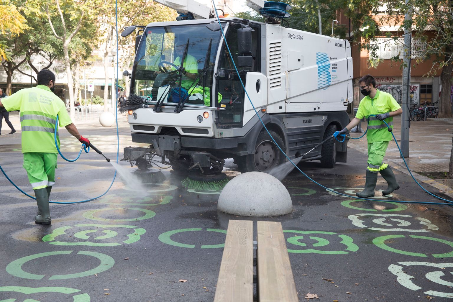 Uns treballadors del Servei de Neteja ruixen amb aigua a pressió la plaça del Sòl de Baix
Districte de les Corts