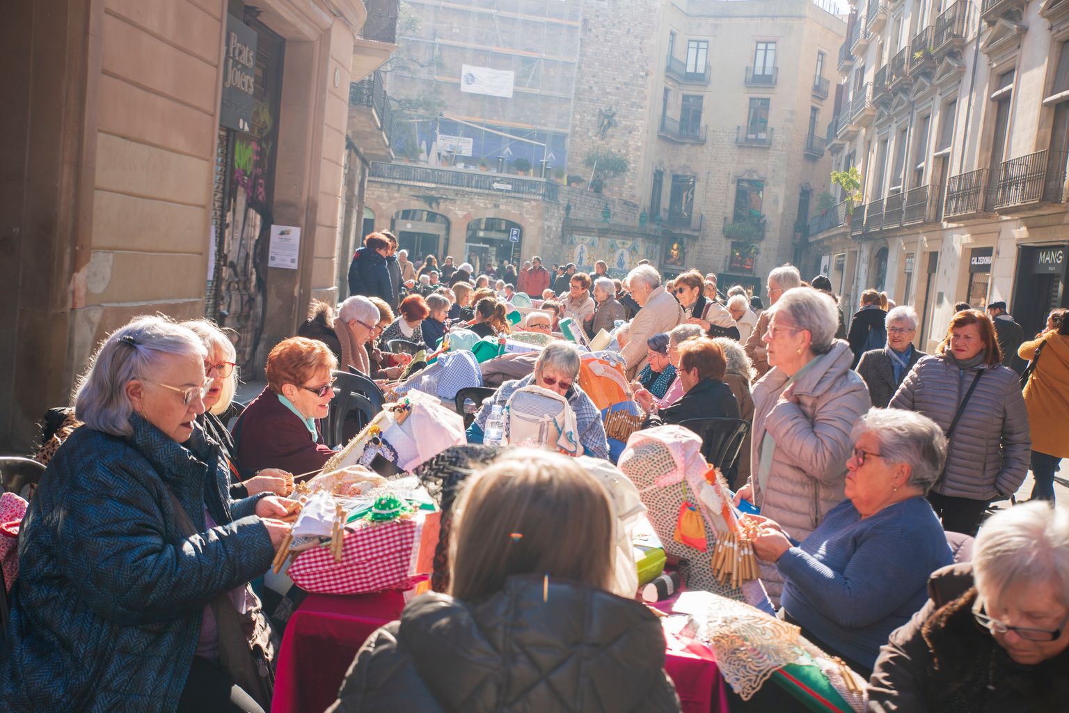 Trobada de puntaires a l'avinguda del Portal de l'Àngel amb motiu de Santa Eulàlia