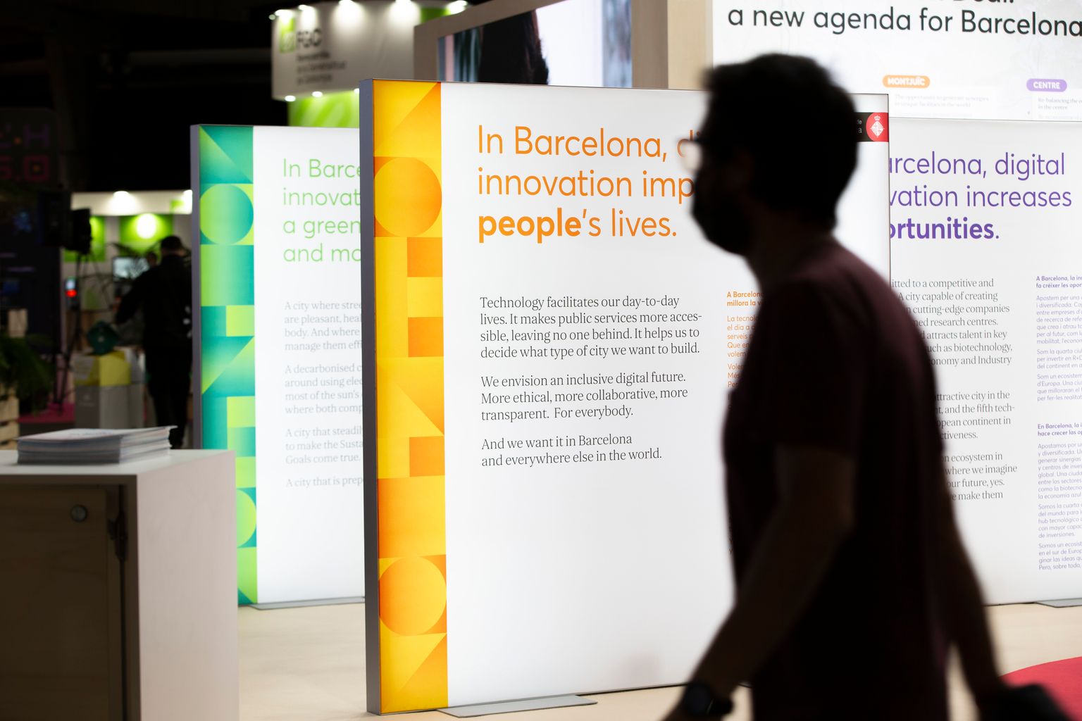 Congressista visitant l'estand de l'Ajuntament de Barcelona a l'Smart City Expo World Congress