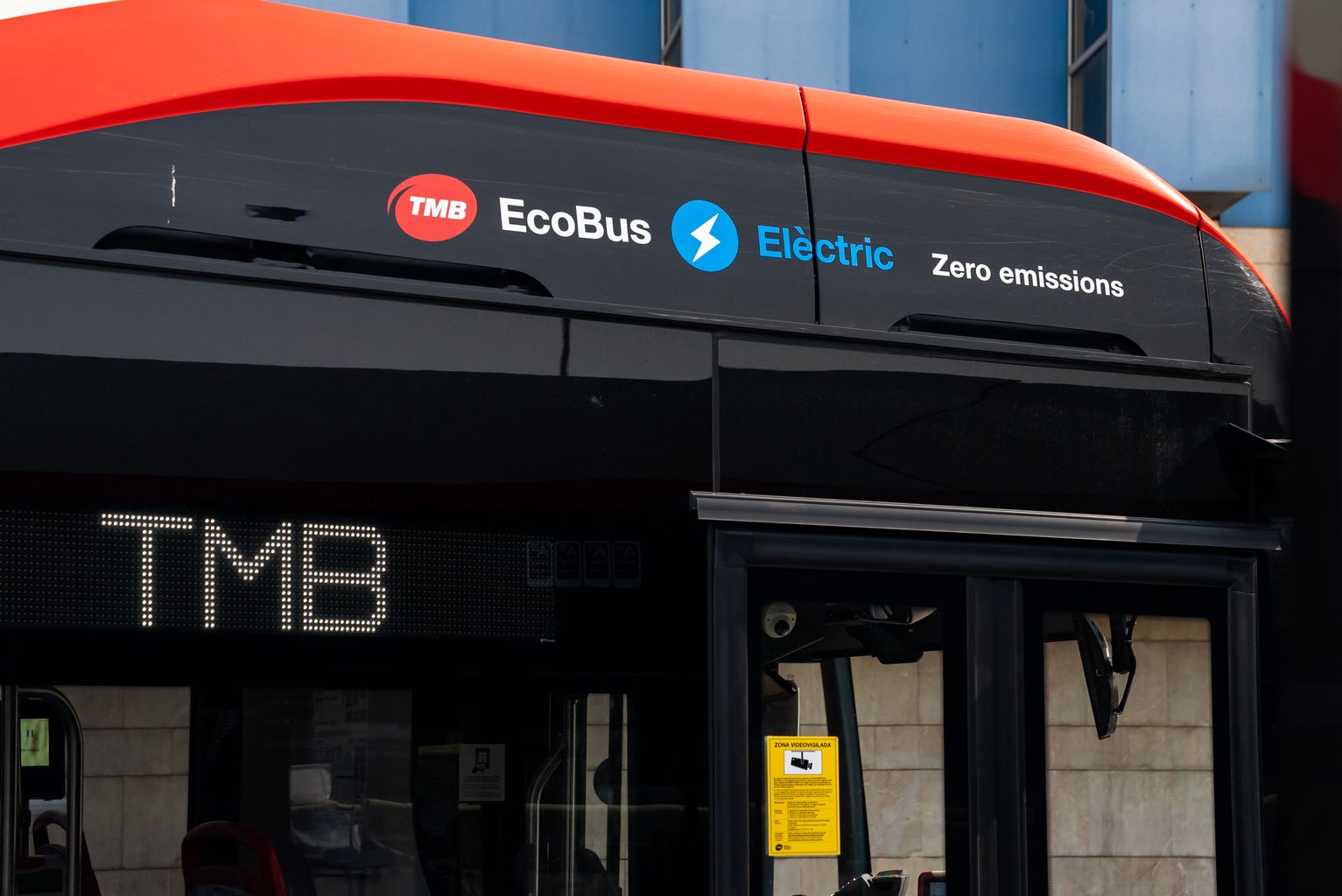 Detall de la tecnologia d’un autobús elèctric