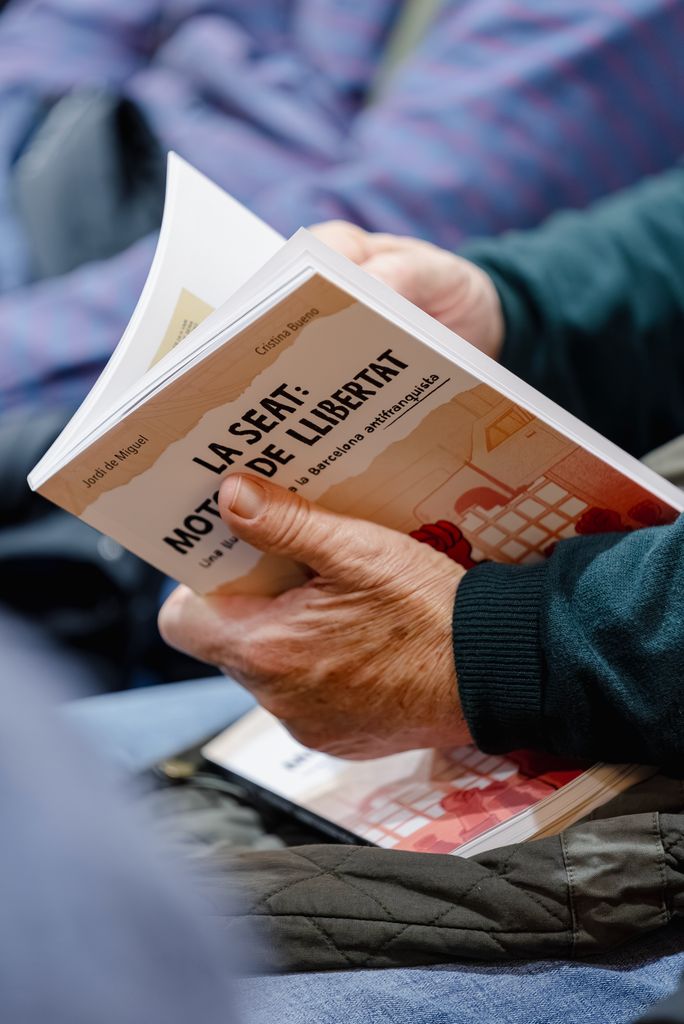 Una persona mirant el còmic 'La SEAT: motor de llibertat' el dia de la seva presentació