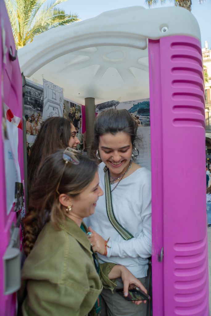 Evento experimental “Ciutat safareig” en la plaza Reial, donde tres jóvenes tratan de salir de una cabina que forma parte de la instalación