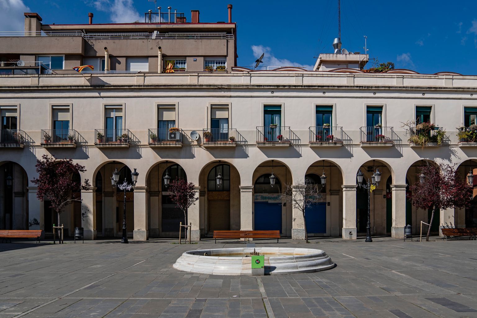 Plaça de Masadas completament buida i on la font central no està en funcionament. Barri de la Sagrera.