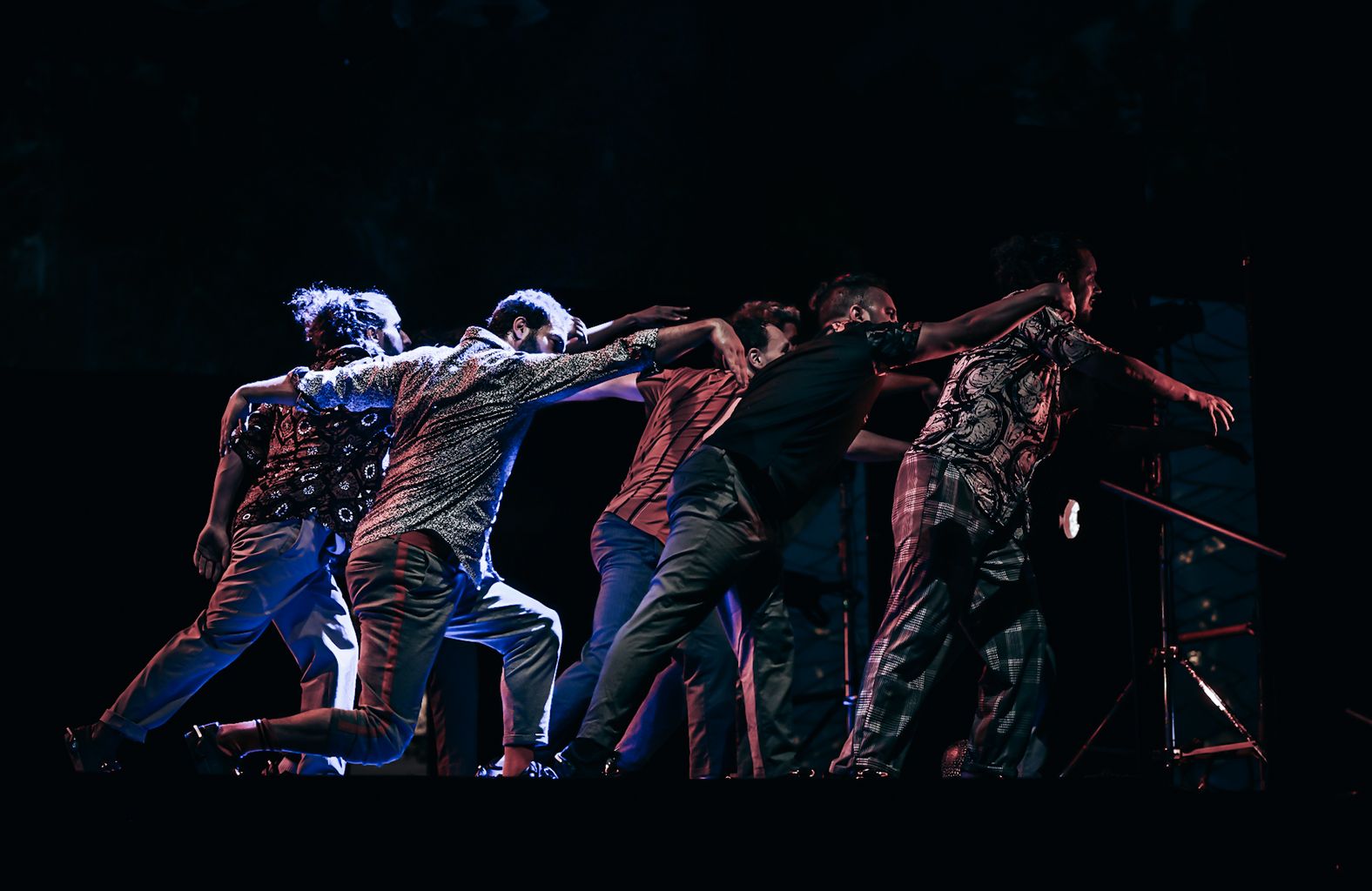 Actuació dels ballarins de la companyia marroquina L'Aparté Théâtre durant l'espectacle "Danser Casa" al parc de l'Estació del Nord