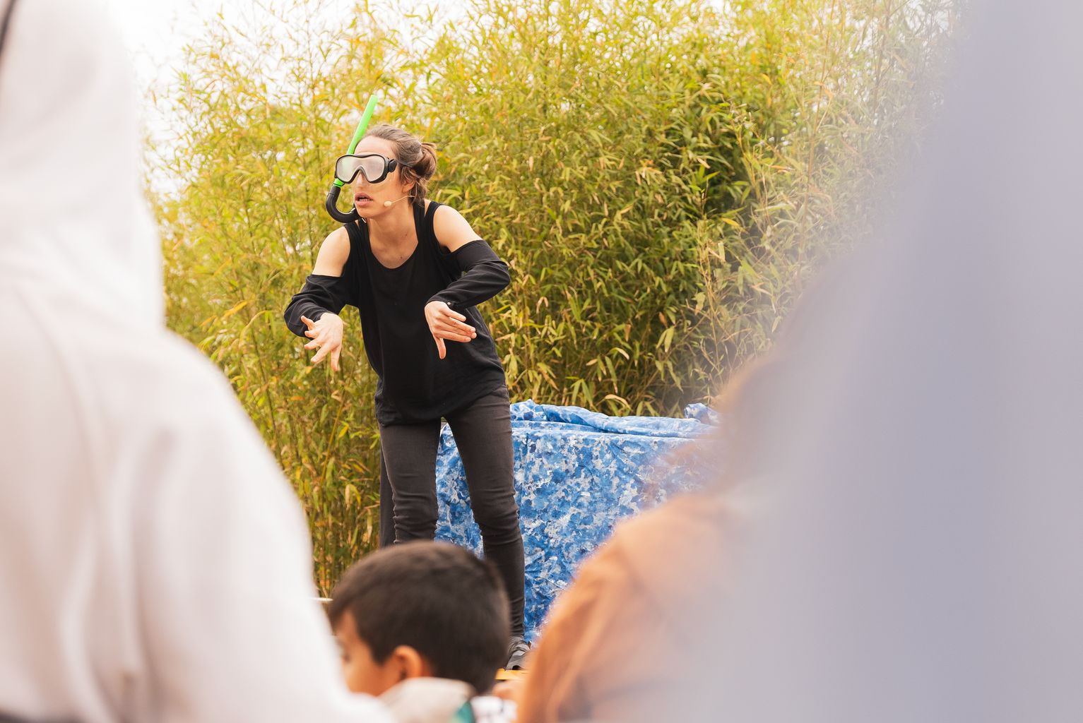 Assumpta Mercader, contacontes, explica a l'escenari “Contes d'aigua dolça i salada” amb ulleres de busseig el dia de la festa d'inauguració del parc de les Glòries