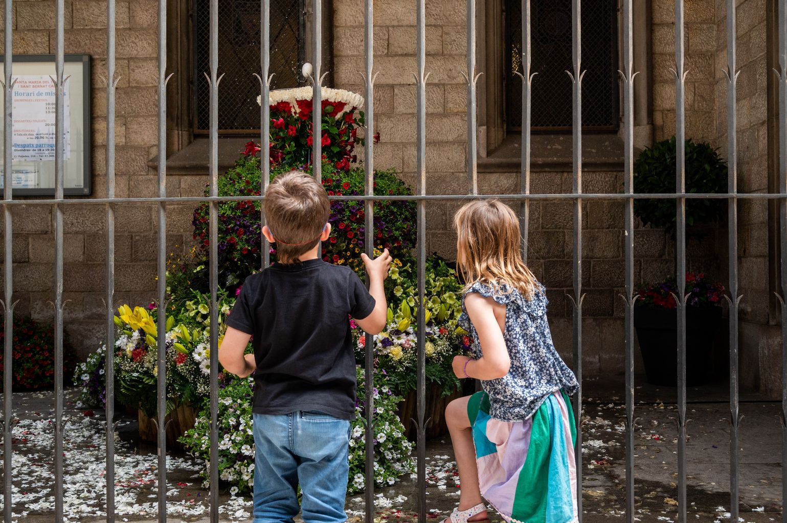 Uns infants miren l'ou com balla a l'església de Santa Maria del Taulat