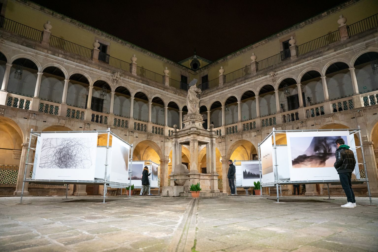 Pla general del pati de l’Institut d’Estudis Catalans durant l’exposició «Ornitographies», dins de la Biennal Ciutat i Ciència.
