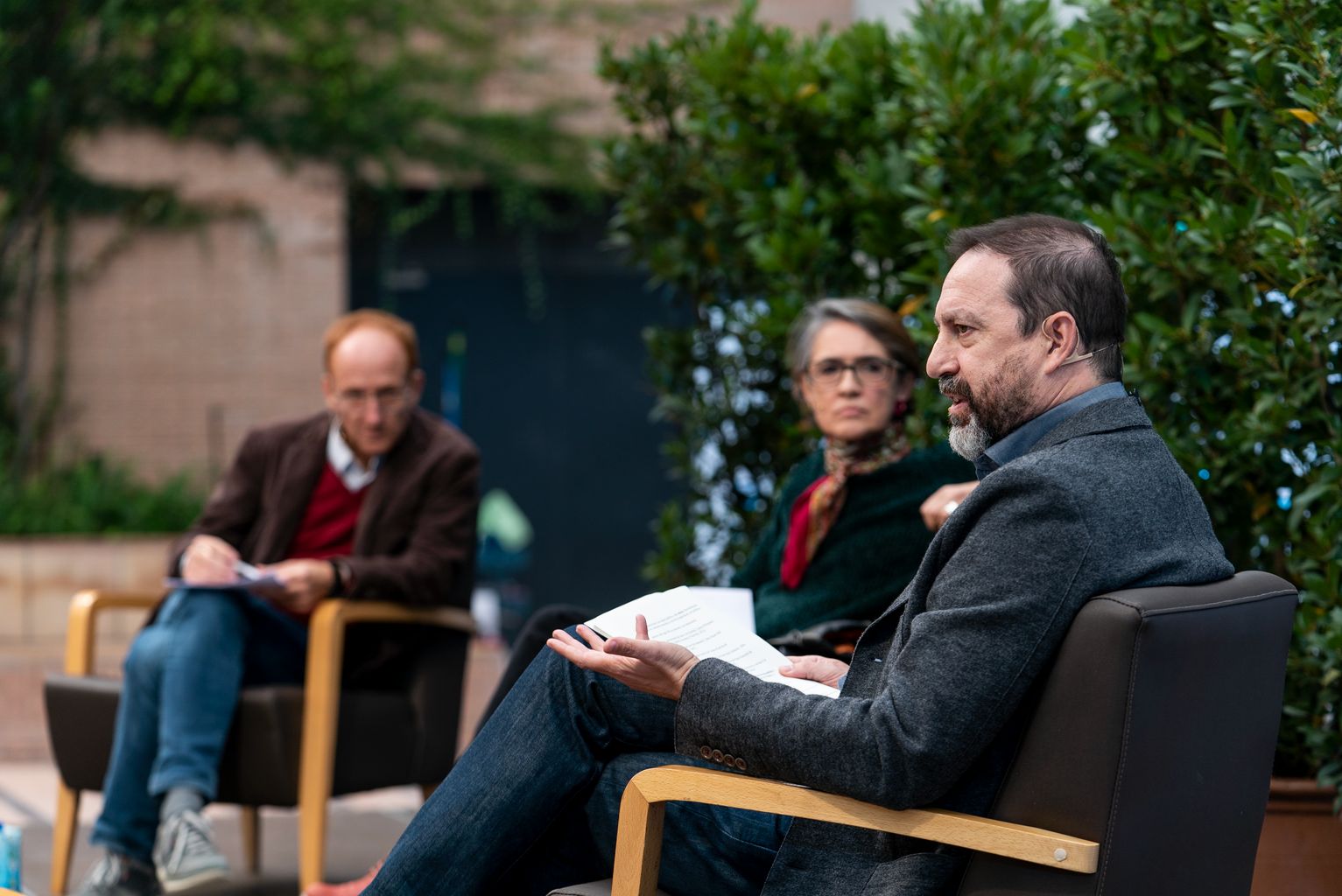 Intervenció d'Àngel Puyol durant la taula rodona "Contra l'eclipsi de la fraternitat: un esforç més, ciutadans!". Al seu costat, Almudena Hernando i Daniel Samper