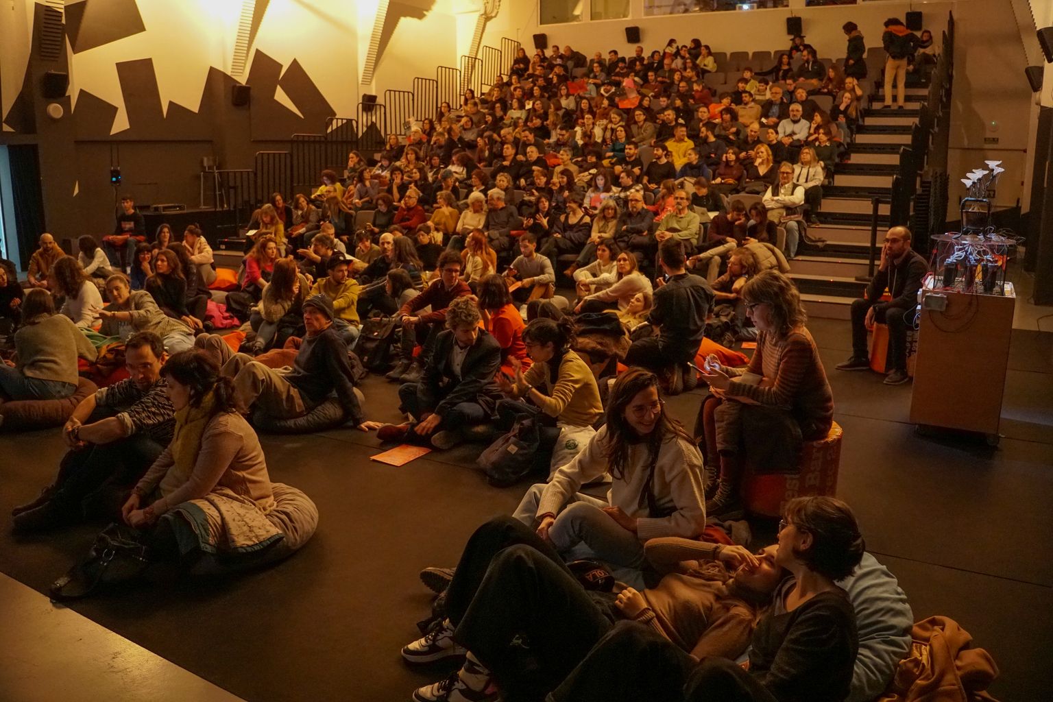 Públic assistent a la conferència participativa «Jo coro», una meditació sònica sobre els límits de la veu.