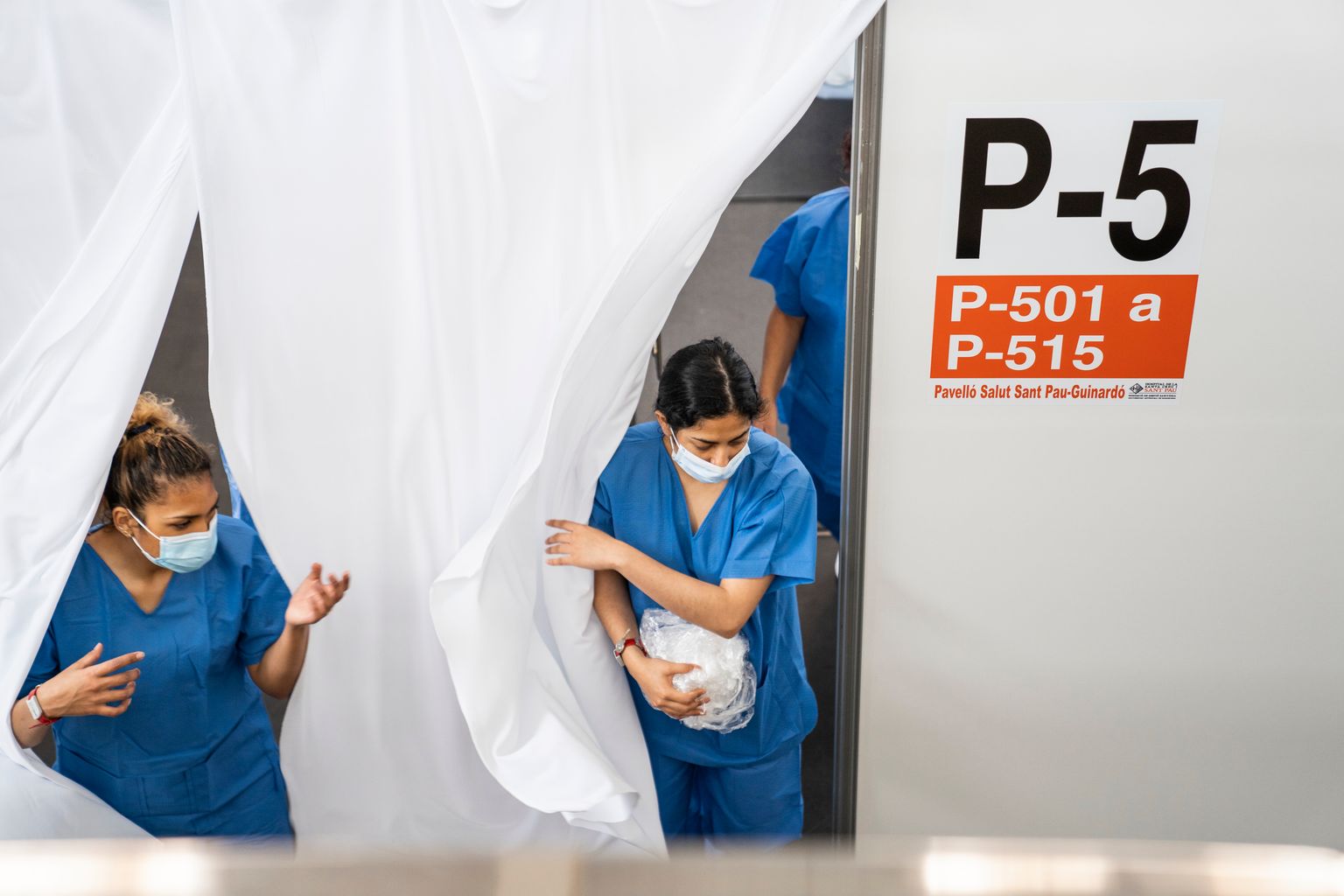 Pavelló Salut Guinardó. Personal sanitari surt de la sala o pavelló P-5