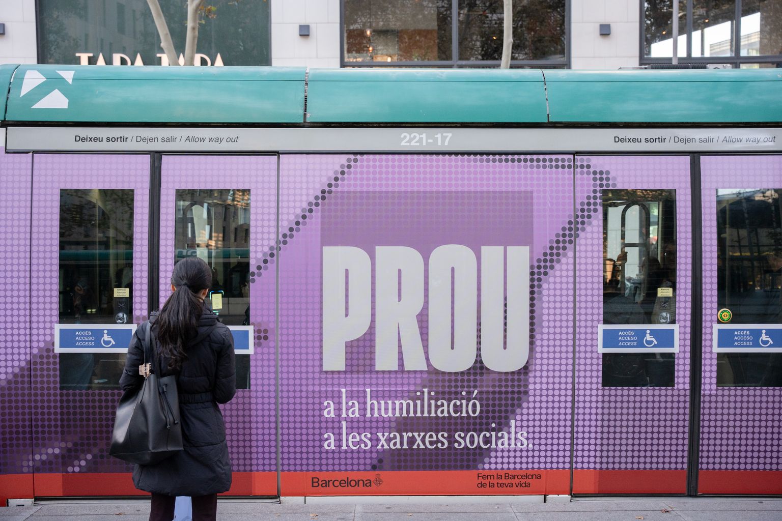 Tramvia amb el cartell de la campanya 25N, “PROU a les violències masclistes digitals”